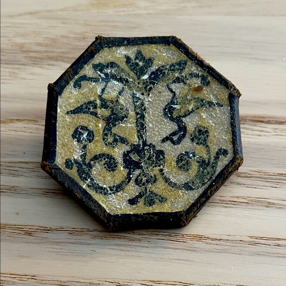 Vintage Leather Broach - Picture 1 of 2
